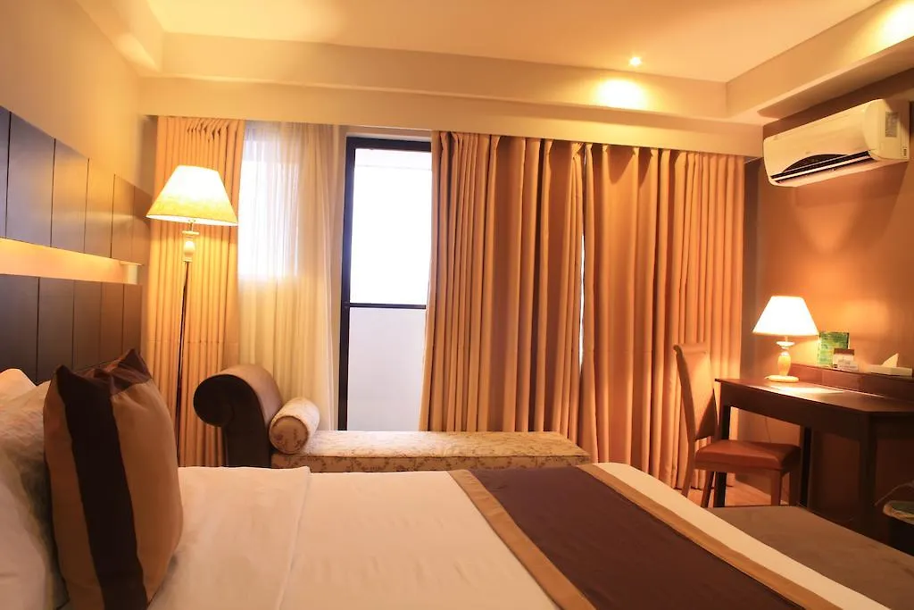 The Pinnacle Hotel And Suites Davao City 4*,